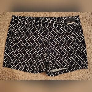 NWT a.n.a size 6 twill shorts black and white design